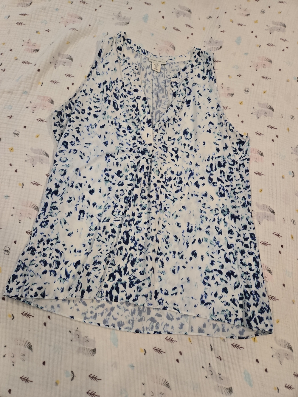 *Adrienne Vittadini* Blue and White Abstract Print V-Neck Sleeveless Top